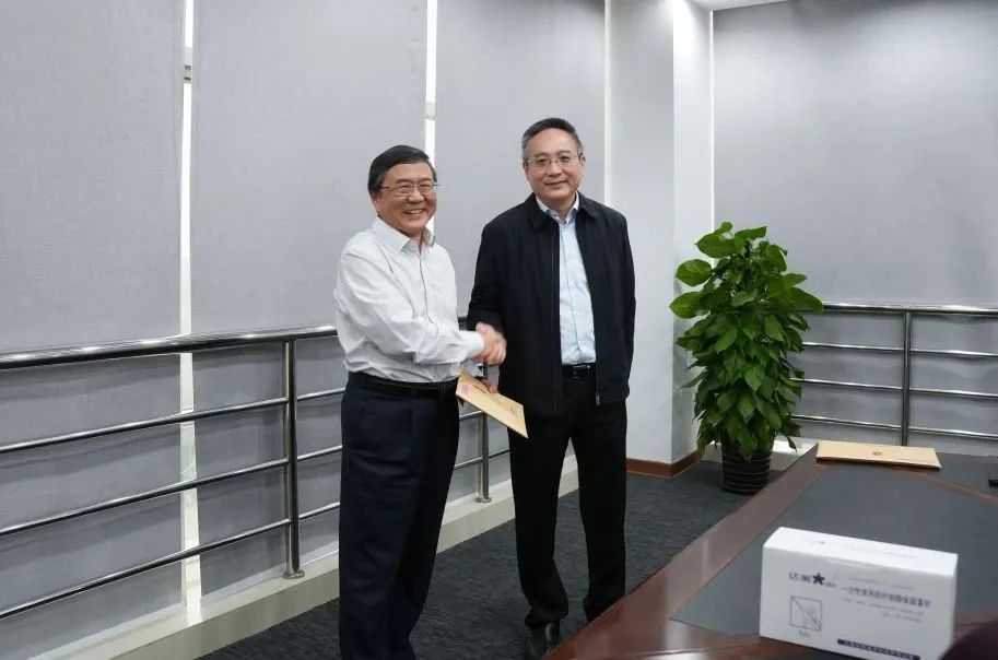 奉賢區(qū)人大常委會黨組書記、主任張培榮一行蒞臨上海山美股份開展“優(yōu)環(huán)境、穩(wěn)經(jīng)濟”大走訪大調(diào)研